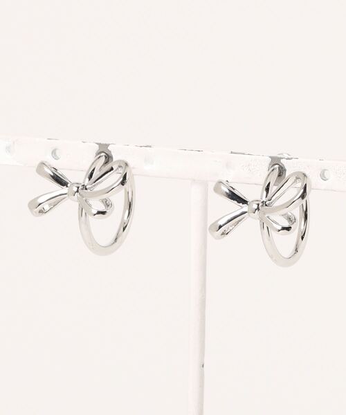 LOWRYS FARM（ローリーズファーム）の「リボンフープイヤリング　123581（イヤリング・レディース・グレー/ベージュ・FREE）」の2枚目の写真