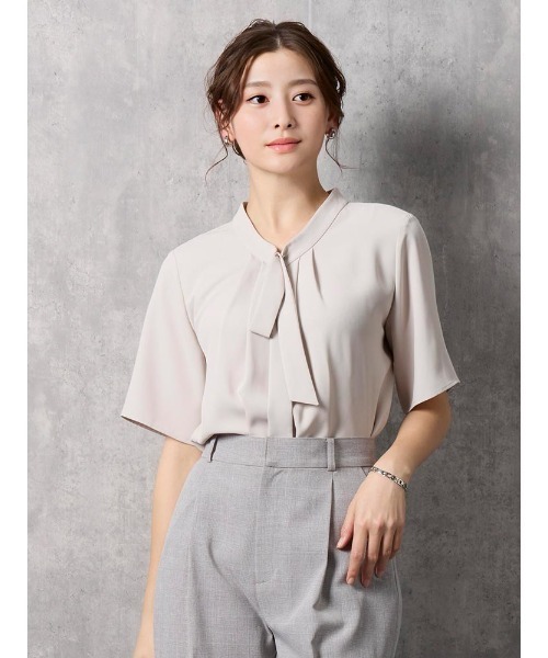 Perfect Suit FActory（パーフェクトスーツファクトリー）の「イレギュラーボウタイブラウス5分袖（シャツ/ブラウス・レディース・オフホワイト/ベージュ/サックスブルー・L/M/S）」の2枚目の写真