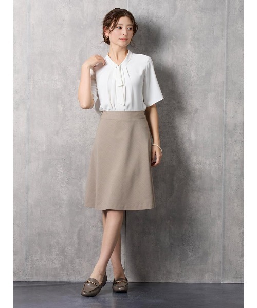 Perfect Suit FActory（パーフェクトスーツファクトリー）の「イレギュラーボウタイブラウス5分袖（シャツ/ブラウス・レディース・オフホワイト/ベージュ/サックスブルー・L/M/S）」の5枚目の写真