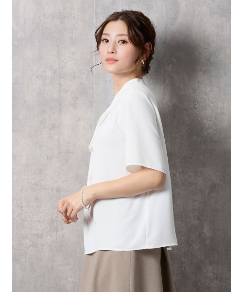 Perfect Suit FActory（パーフェクトスーツファクトリー）の「イレギュラーボウタイブラウス5分袖（シャツ/ブラウス・レディース・オフホワイト/ベージュ/サックスブルー・L/M/S）」の8枚目の写真