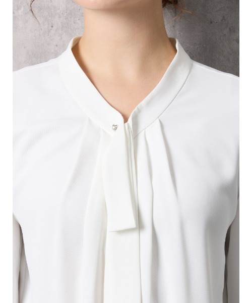 Perfect Suit FActory（パーフェクトスーツファクトリー）の「イレギュラーボウタイブラウス5分袖（シャツ/ブラウス・レディース・オフホワイト/ベージュ/サックスブルー・L/M/S）」の9枚目の写真