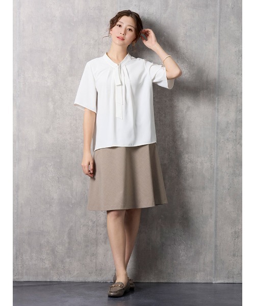 Perfect Suit FActory（パーフェクトスーツファクトリー）の「イレギュラーボウタイブラウス5分袖（シャツ/ブラウス・レディース・オフホワイト/ベージュ/サックスブルー・L/M/S）」の12枚目の写真