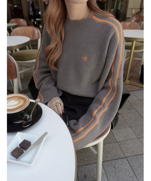 classicalelf(クラシカルエルフ)の「これ1枚でワンランク上の冬コーデ。ワンポイント胸刺繍×袖ラインもちもちニット(ニット/セーター・レディース・ブラック/オフホワイト/チャコール/ネイビー・LARGE/MEDIUM/SMALL/X-LARGE)」の7枚目の写真