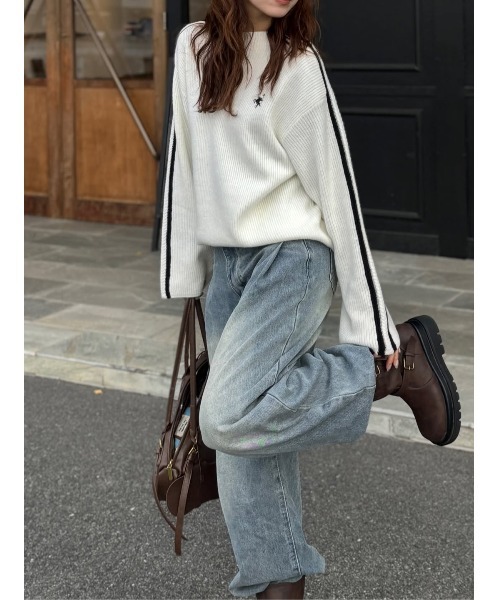 ライトグレーニット全刺繍Ａラインセーターサイズ42 セール】これ1枚でワンランク上の冬コーデ。ワンポイント胸刺繍×袖