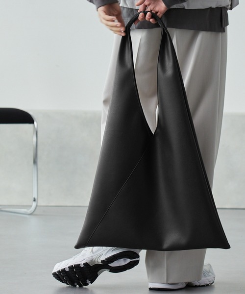 MONO-MART(モノマート)の「【2024AW】-dimensional design-トライアングルトートバッグ(トートバッグ・メンズ・ブラック・FREE)」の11枚目の写真