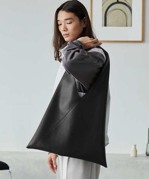 MONO-MART(モノマート)の「【2024AW】-dimensional design-トライアングルトートバッグ(トートバッグ・メンズ・ブラック・FREE)」の8枚目の写真