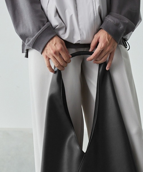 MONO-MART(モノマート)の「【2024AW】-dimensional design-トライアングルトートバッグ(トートバッグ・メンズ・ブラック・FREE)」の7枚目の写真