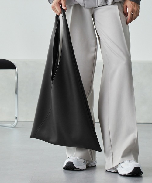 MONO-MART(モノマート)の「【2024AW】-dimensional design-トライアングルトートバッグ(トートバッグ・メンズ・ブラック・FREE)」の18枚目の写真