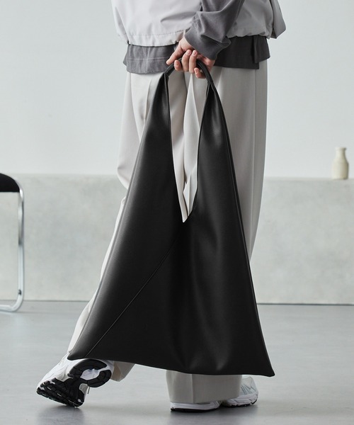 MONO-MART(モノマート)の「【2024AW】-dimensional design-トライアングルトートバッグ(トートバッグ・メンズ・ブラック・FREE)」の19枚目の写真