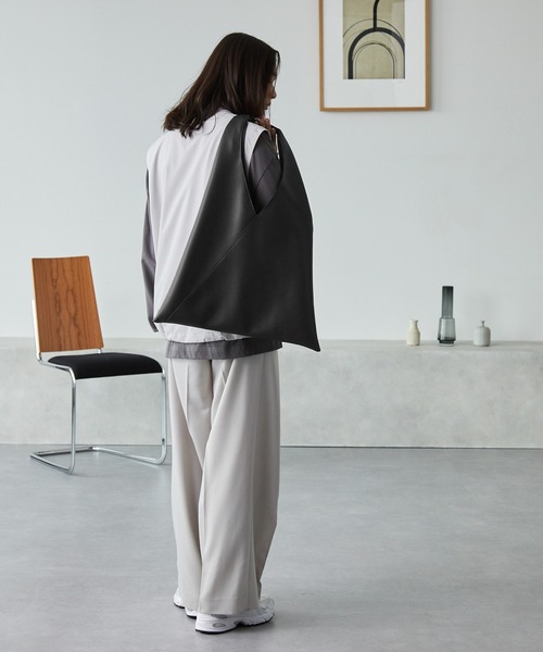 MONO-MART(モノマート)の「【2024AW】-dimensional design-トライアングルトートバッグ(トートバッグ・メンズ・ブラック・FREE)」の5枚目の写真