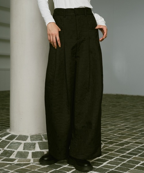 AIC.（エーアイシー）の「ジオメトリックキルトタックパンツ（その他