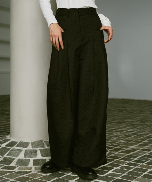 AIC.（エーアイシー）の「ジオメトリックキルトタックパンツ（その他