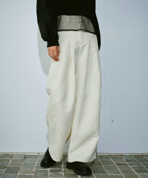 AIC.（エーアイシー）の「ジオメトリックキルトタックパンツ（その他