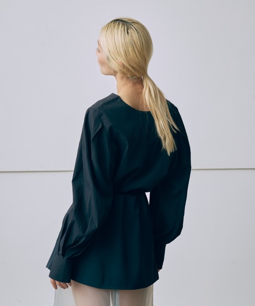 EN NEUME(エンノイム)の「Mutton Sleeve 2Way Blouse(シャツ/ブラウス・レディース・アイボリー/ベージュ/ネイビー・FREE)」の22枚目の写真