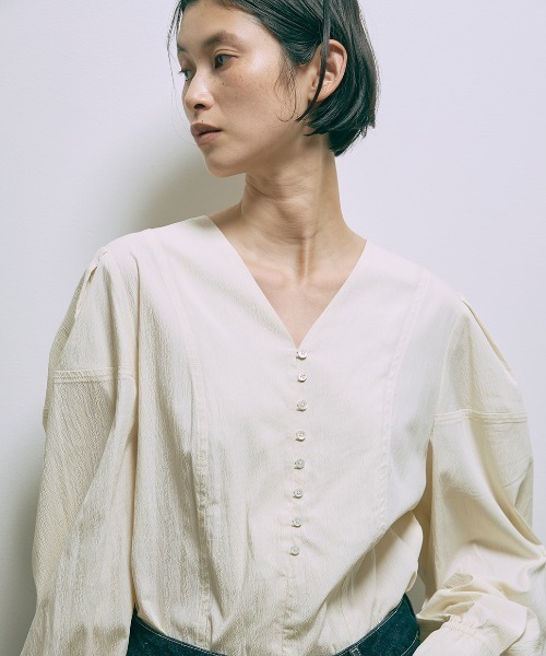 EN NEUME(エンノイム)の「Mutton Sleeve 2Way Blouse(シャツ/ブラウス・レディース・アイボリー/ベージュ/ネイビー・FREE)」の21枚目の写真