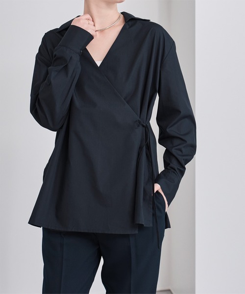 UR'S(ユアーズ)の「スキッパーラップシャツ(シャツ/ブラウス・レディース・ベージュ/ホワイト/ダークネイビー・L/M/S)」の1枚目の写真