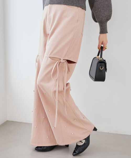 MAJESTIC LEGON（マジェスティックレゴン）の「サイドスリットビジューデニムパンツ（デニムパンツ・レディース・ネイビー/ブラック/サックスブルー/ピンク・SMALL/LARGE/MEDIUM）」の4枚目の写真