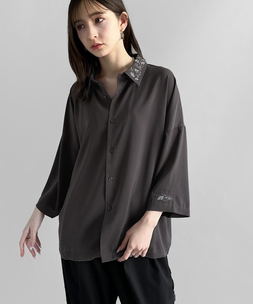 Classical Origin（クラシカルオリジン）の「「雰囲気アガる。」衿刺繍ドレープドルマンシャツ／Embroidered Collar Draped Dolman Shirt（シャツ/ブラウス・メンズ・チャコールグレー/ライトグレー/カーキ・MEDIUM/SMALL/LARGE）」の22枚目の写真