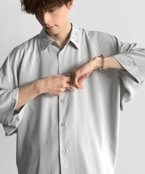 Classical Origin（クラシカルオリジン）の「「雰囲気アガる。」衿刺繍ドレープドルマンシャツ／Embroidered Collar Draped Dolman Shirt（シャツ/ブラウス・メンズ・チャコールグレー/ライトグレー/カーキ・MEDIUM/SMALL/LARGE）」の5枚目の写真