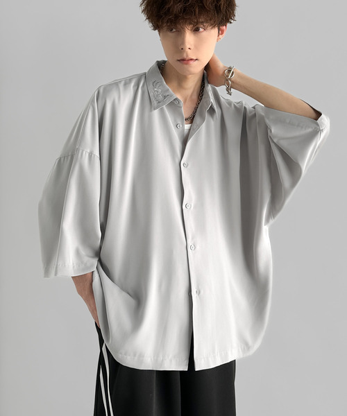 Classical Origin（クラシカルオリジン）の「「雰囲気アガる。」衿刺繍ドレープドルマンシャツ／Embroidered Collar Draped Dolman Shirt（シャツ/ブラウス・メンズ・チャコールグレー/ライトグレー/カーキ・MEDIUM/SMALL/LARGE）」の4枚目の写真