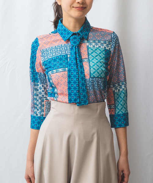 NARACAMICIE（ナラカミーチェ）の「【NARACAMICIE】パッチワークプリントボウタイカットブラウス（Tシャツ/カットソー・レディース・ピンク/イエロー・M/L/XL/XXL/S）」の4枚目の写真