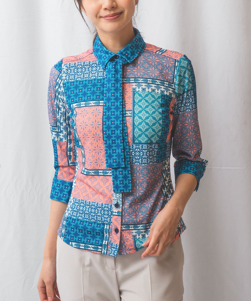 NARACAMICIE（ナラカミーチェ）の「【NARACAMICIE】パッチワークプリントボウタイカットブラウス（Tシャツ/カットソー・レディース・ピンク/イエロー・M/L/XL/XXL/S）」の6枚目の写真