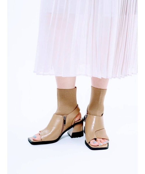 Bella lume(ベッラルーメ)の「【NK】【it】【Bella Lume(ベッラルーメ)】トングブーツ(ブーツ・レディース・ブラック/ベージュ・LARGE/SMALL/MEDIUM)」の4枚目の写真