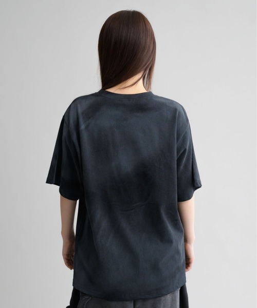 EPNK(イーピーエヌケー)の「【EPNK】Spray crew neck tee / スプレークルーネックTee(Tシャツ/カットソー・メンズ・ブラック/グレイッシュベージュ/チャコールグレー/レッド・SMALL/MEDIUM/LARGE)」の22枚目の写真