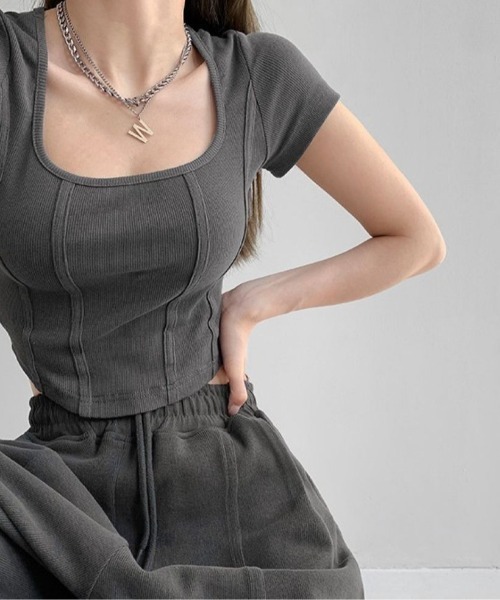 LETee（レティー）の「ボディラインを美しく魅せる！テープ使いデザインで細見え叶うショートトップス（Tシャツ/カットソー・レディース・ブラック/ホワイト/ダークグレー/ロイヤルブルー・FREE）」の3枚目の写真