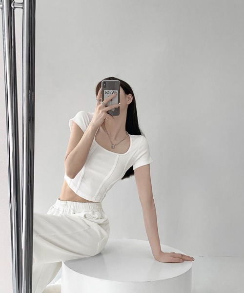 LETee（レティー）の「ボディラインを美しく魅せる！テープ使いデザインで細見え叶うショートトップス（Tシャツ/カットソー・レディース・ブラック/ホワイト/ダークグレー/ロイヤルブルー・FREE）」の7枚目の写真