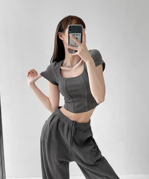 LETee（レティー）の「ボディラインを美しく魅せる！テープ使いデザインで細見え叶うショートトップス（Tシャツ/カットソー・レディース・ブラック/ホワイト/ダークグレー/ロイヤルブルー・FREE）」の8枚目の写真
