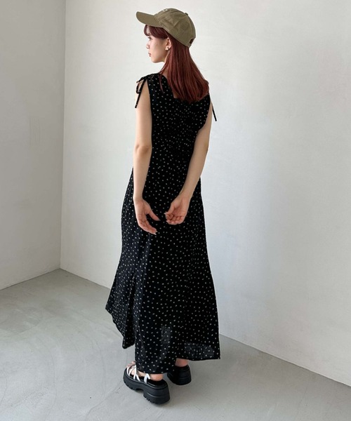 archives(アルシーヴ)の「小花柄ドロストノースリワンピース(ワンピース・レディース・ベージュ/ブラック/オフホワイト・MEDIUM)」の11枚目の写真