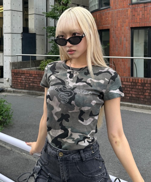 KsG(ケーエスジー)の「カモフラージュビジューTシャツ(Tシャツ/カットソー・レディース・グリーン/グレー・LARGE/MEDIUM/SMALL)」の2枚目の写真