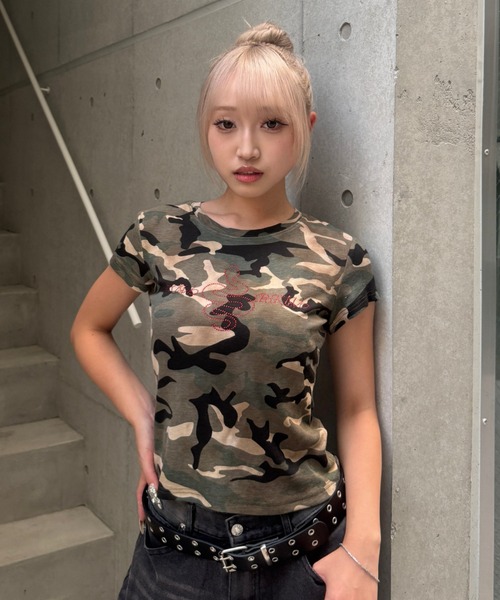 KsG(ケーエスジー)の「カモフラージュビジューTシャツ(Tシャツ/カットソー・レディース・グリーン/グレー・LARGE/MEDIUM/SMALL)」の1枚目の写真