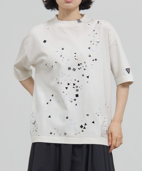MIHARAYASUHIRO(ミハラヤスヒロ)の「【MIHARAYASUHIRO/ミハラヤスヒロ】EMBELLISHED DISTRESSED TEE/スタッズプリントTシャツ(Tシャツ/カットソー・レディース・ブラック/ホワイト・36/38)」の2枚目の写真