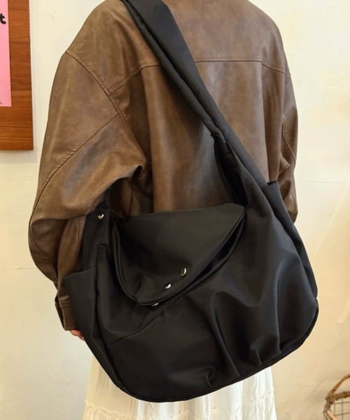 SANSeLF（サンセルフ）の「【SANSeLF】 ビッグフォルムショルダーバッグ ソフトボディ ドロースナップディテール saa25a042（ショルダーバッグ・レディース・ブラック・FREE）」の12枚目の写真