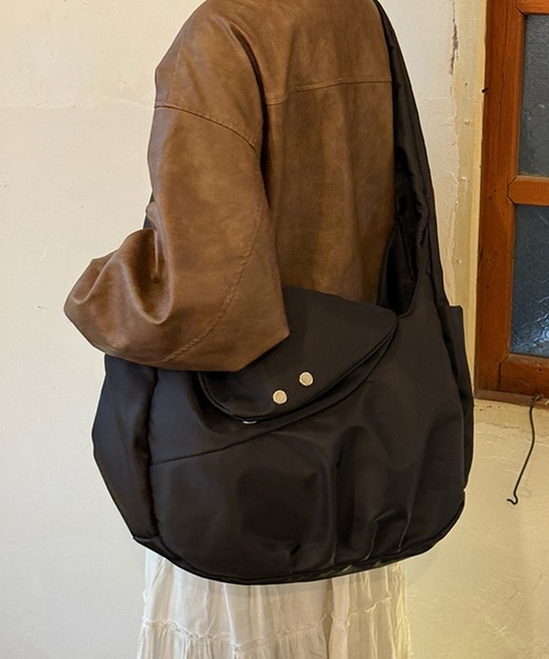 SANSeLF（サンセルフ）の「【SANSeLF】 ビッグフォルムショルダーバッグ ソフトボディ ドロースナップディテール saa25a042（ショルダーバッグ・レディース・ブラック・FREE）」の2枚目の写真