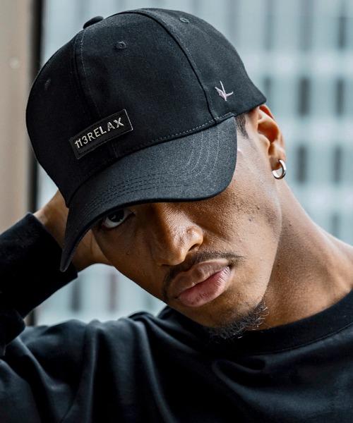 1PIU1UGUALE3 RELAX (ウノピゥウノウグァーレトレ リラックス)の「1PIU1UGUALE3 RELAX(ウノピゥウノウグァーレトレ リラックス)プレートロゴ ベーシックシルエット キャップ(キャップ・メンズ・ホワイト/ブラック・ONE SIZE)」の2枚目の写真