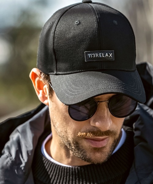 1PIU1UGUALE3 RELAX (ウノピゥウノウグァーレトレ リラックス)の「1PIU1UGUALE3 RELAX(ウノピゥウノウグァーレトレ リラックス)プレートロゴ ベーシックシルエット キャップ(キャップ・メンズ・ホワイト/ブラック・ONE SIZE)」の4枚目の写真