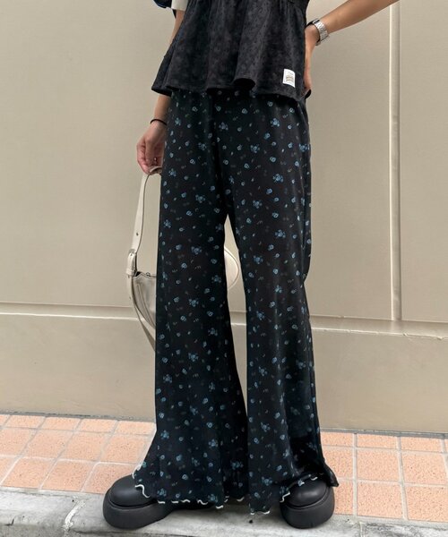 HELLO.SANFRANCISCO（ハローサンフランシスコ）の「【HELLO.SANFRANCISCO/ハローサンフランシスコ】アソート柄フロッキープリントフレアパンツ（その他パンツ・レディース・ホワイト系その他/ホワイト/ブラック/ブラック系その他・MEDIUM/SMALL）」の5枚目の写真