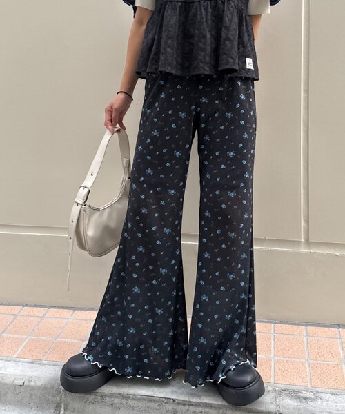 HELLO.SANFRANCISCO（ハローサンフランシスコ）の「【HELLO.SANFRANCISCO/ハローサンフランシスコ】アソート柄フロッキープリントフレアパンツ（その他パンツ・レディース・ホワイト系その他/ホワイト/ブラック/ブラック系その他・MEDIUM/SMALL）」の6枚目の写真