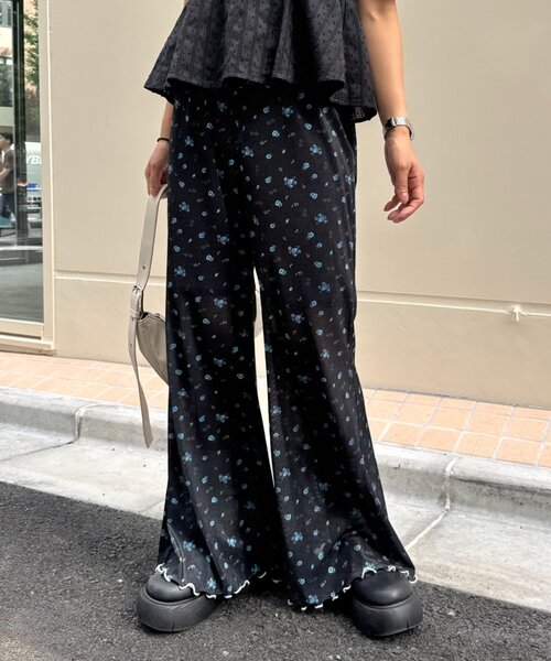 HELLO.SANFRANCISCO（ハローサンフランシスコ）の「【HELLO.SANFRANCISCO/ハローサンフランシスコ】アソート柄フロッキープリントフレアパンツ（その他パンツ・レディース・ホワイト系その他/ホワイト/ブラック/ブラック系その他・MEDIUM/SMALL）」の7枚目の写真