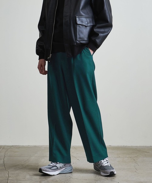 info. BEAUTY&YOUTH(インフォビューティアンドユース)の「【マルチサイズ】ポリエステルサージ ワイドストレート スラックス(スラックス・メンズ・ダークグリーン/オレンジ系その他/ブラック/オリーブ・マルチサイズ)」の1枚目の写真