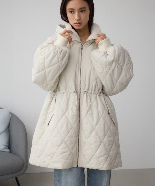 AZUL by moussy(アズールバイマウジー)の「キルティング中綿ミドルコート(ブルゾン・レディース・アイボリー/ブラック・SMALL/MEDIUM)」の2枚目の写真