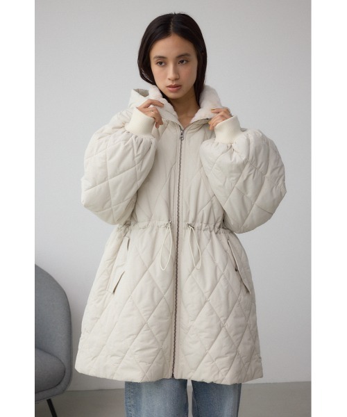 AZUL by moussy(アズールバイマウジー)の「キルティング中綿ミドルコート(ブルゾン・レディース・アイボリー/ブラック・SMALL/MEDIUM)」の4枚目の写真