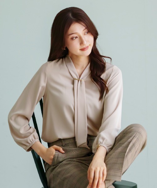 WHITE JOOLA（ホワイトジョーラ）の「【 洗える・接触冷感 】とろみデシン・ボウタイデザインブラウス（シャツ/ブラウス・レディース・オフホワイト/グレイッシュブルー/ベージュ・S/M/L）」の3枚目の写真