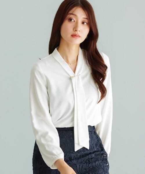 WHITE JOOLA（ホワイトジョーラ）の「【 洗える・接触冷感 】とろみデシン・ボウタイデザインブラウス（シャツ/ブラウス・レディース・オフホワイト/グレイッシュブルー/ベージュ・S/M/L）」の2枚目の写真