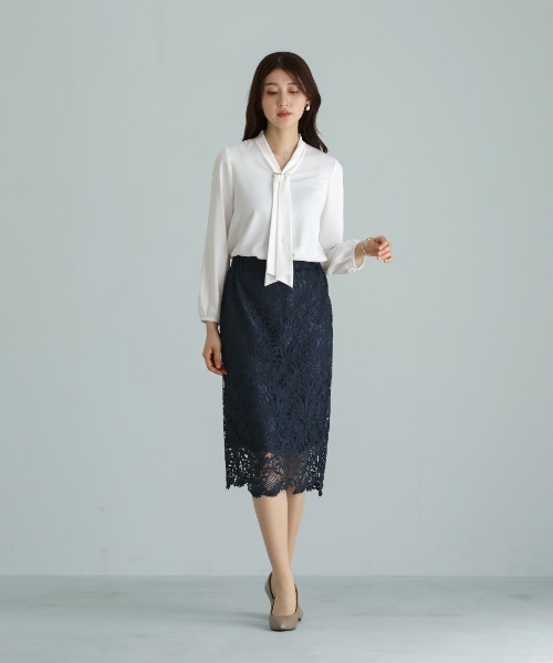 WHITE JOOLA（ホワイトジョーラ）の「【 洗える・接触冷感 】とろみデシン・ボウタイデザインブラウス（シャツ/ブラウス・レディース・オフホワイト/グレイッシュブルー/ベージュ・S/M/L）」の4枚目の写真