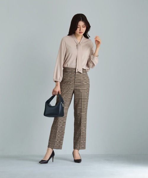 WHITE JOOLA（ホワイトジョーラ）の「【 洗える・接触冷感 】とろみデシン・ボウタイデザインブラウス（シャツ/ブラウス・レディース・オフホワイト/グレイッシュブルー/ベージュ・S/M/L）」の9枚目の写真