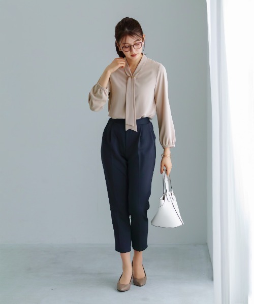 WHITE JOOLA（ホワイトジョーラ）の「【 洗える・接触冷感 】とろみデシン・ボウタイデザインブラウス（シャツ/ブラウス・レディース・オフホワイト/グレイッシュブルー/ベージュ・S/M/L）」の12枚目の写真